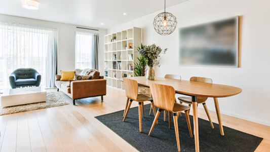 Wie richtet man ein Esszimmer in einem offenen Wohnzimmer ein?