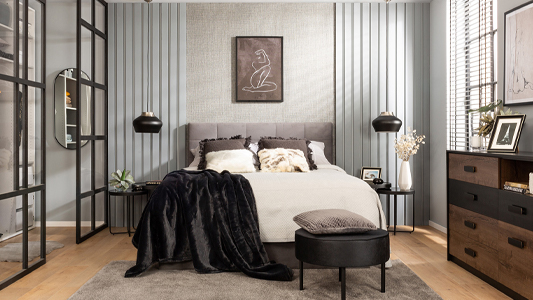 Stimmungsvolles Schlafzimmer in dunklen Farben