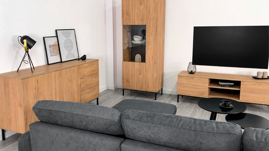 Grau und Holz – die perfekte Kombination für jedes Interieur? Praktische Arrangements und Möbel