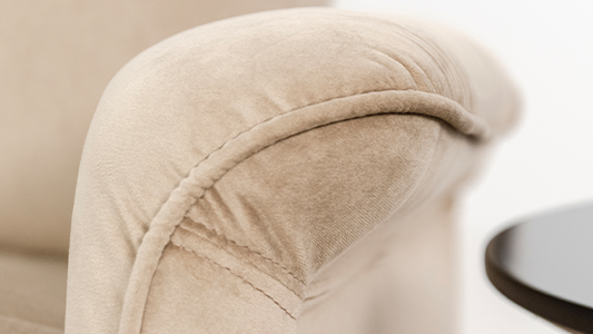 Samtsofas oder Couchen – welche Wahl passt am besten zu Ihrem Wohnzimmer?